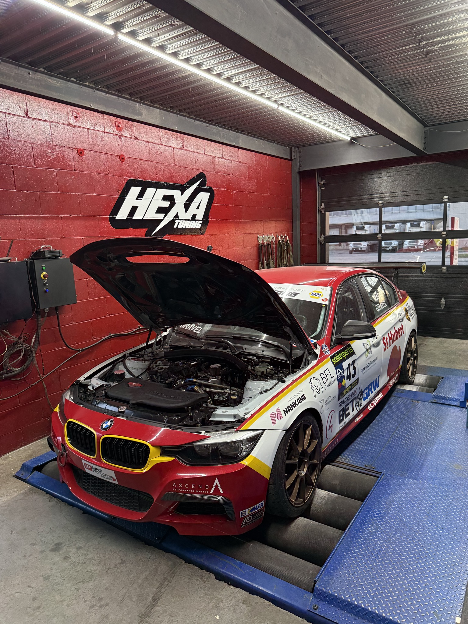 BMW race car on the Hexa Tuning dyno